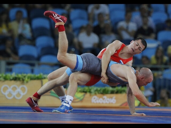 Rio: russo perde i sensi, poi oro lotta