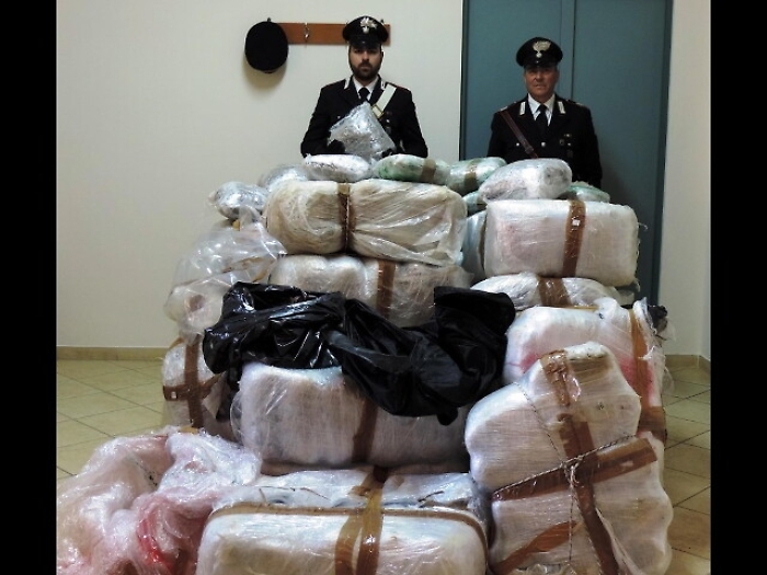 Hashish in un furgone, tre arresti