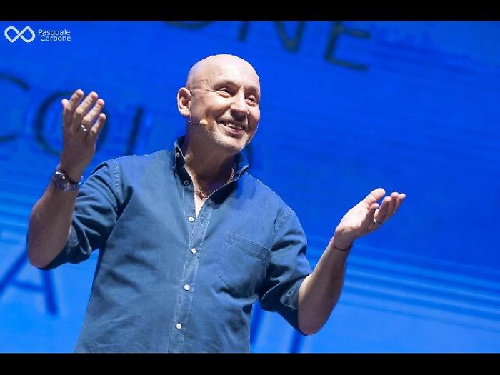 Maurizio Battista a teatro in Che sar&agrave;