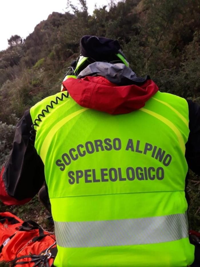 Scalatore precipita per 8 metri, ferito