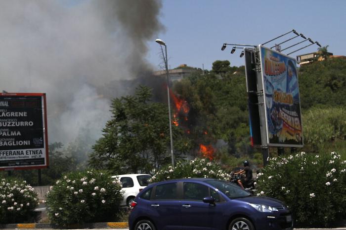 Incendio in circonvallazione a Catania