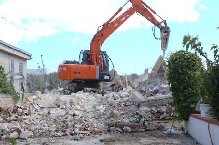 Licata, le minacce non fermano le ruspe: demolizioni continuano