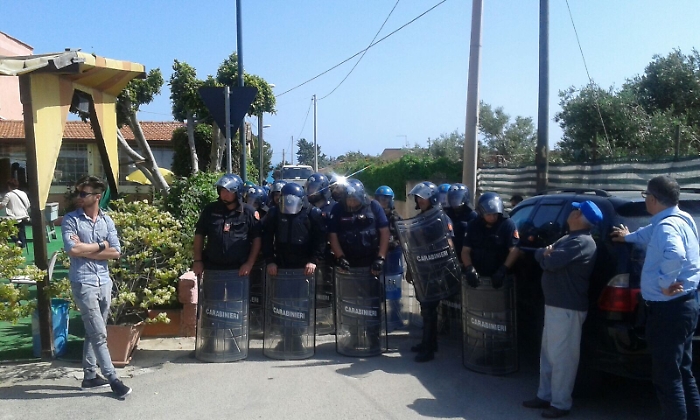 Tentano di impedire demolizione villetta Scontri a Licata: 4 feriti tra cui un poliziotto