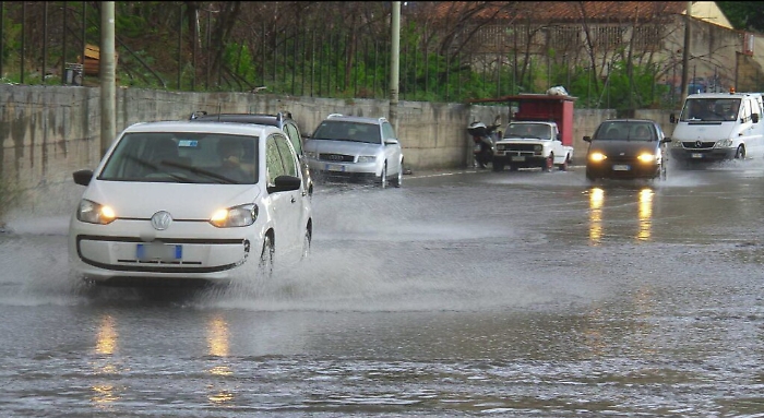 Piogge e temporali, la Sicilia si risveglia in autunno: allagamenti a Palermo