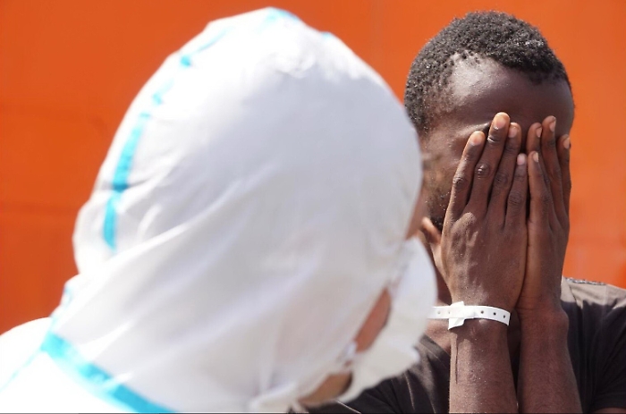 Dai lager agli stupri fino ai naufragi: ecco l'orrore che vivono i migranti