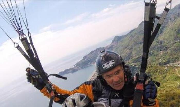 Catanese precipita con parapendio e si schianta al suolo: morto