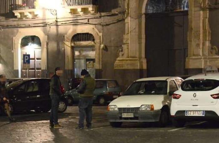 Catania, movida con la doppia tariffa Si paga Sostare e il parcheggiatore abusivo