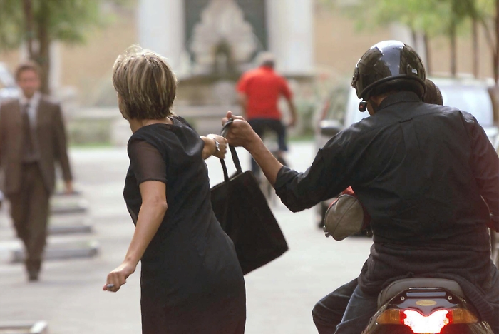 Sette turisti aggrediti e rapinati a Palermo