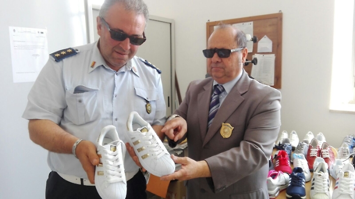 Catania, vigili sequestrano scarpe contraffatte in corso Sicilia