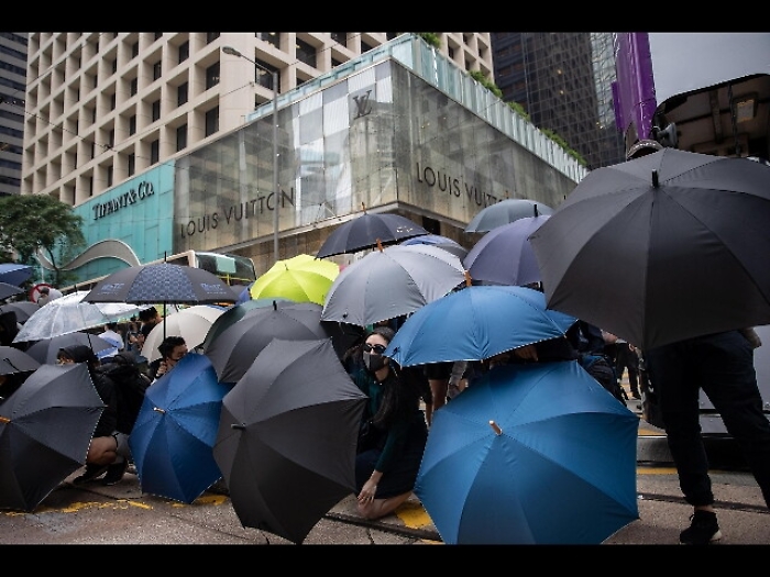 Borsa, Hong Kong apre a -1,12%