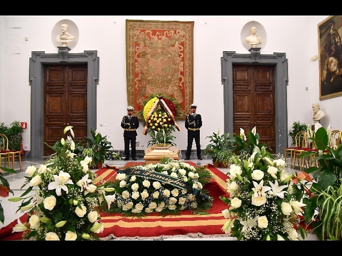 Villaggio, folla alla camera ardente