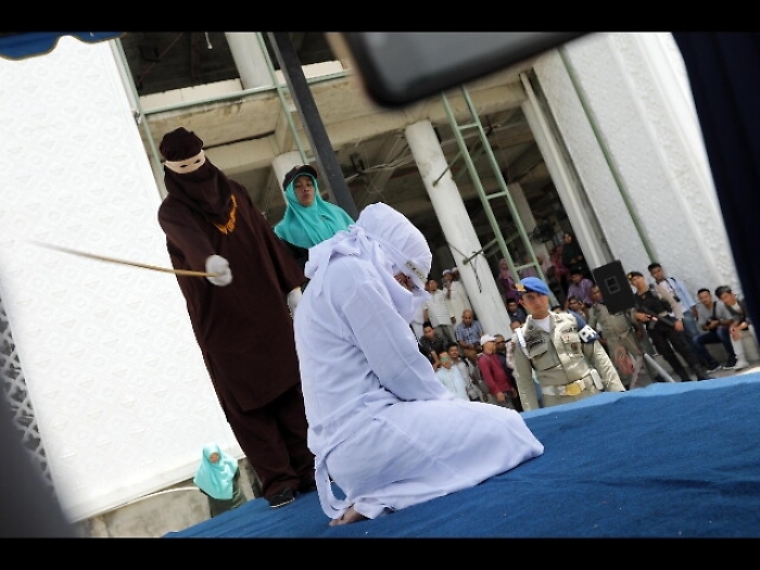 Indonesia: donna frustata in pubblico