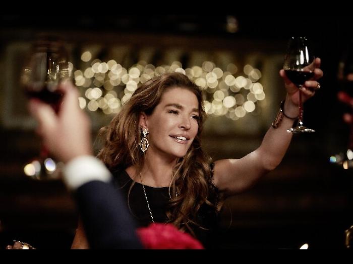 Fiona Swarovski firma linea Virgin Mary