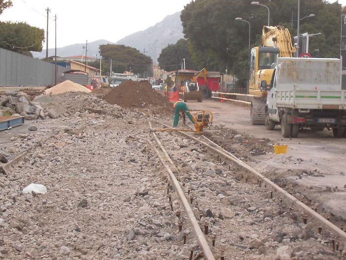 Traffico in tilt in via Crispi. Proteste per lavori anello ferroviario