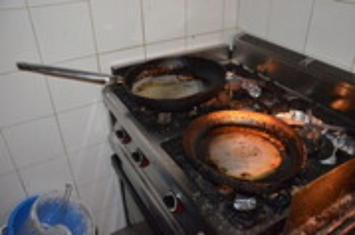 Catania, blatte e cibi mal conservati: chiuso panificio "La Michetta"