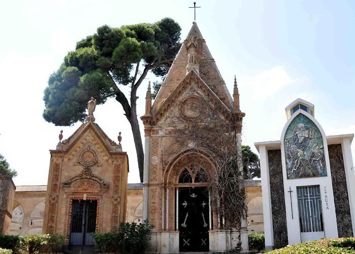Sacchi di ossa nel cimitero di Caltagirone, sindaco chiama i carabinieri