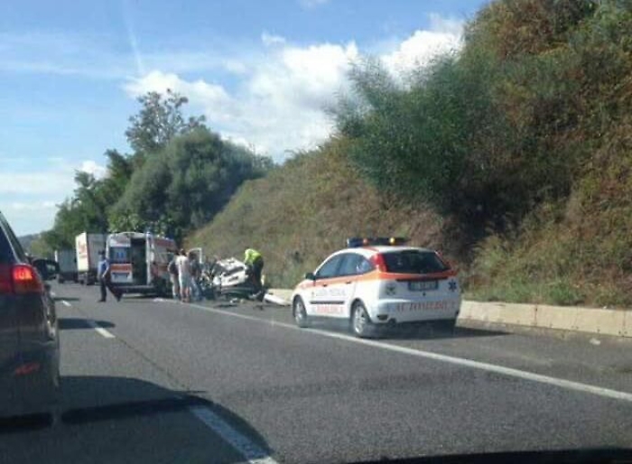 A18: Autocarro colpisce auto in corsia d'emergenza, un ferito grave