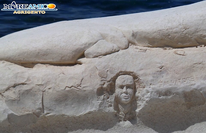 Vandalo scolpisce una testanella marna di Sca dei Turchi