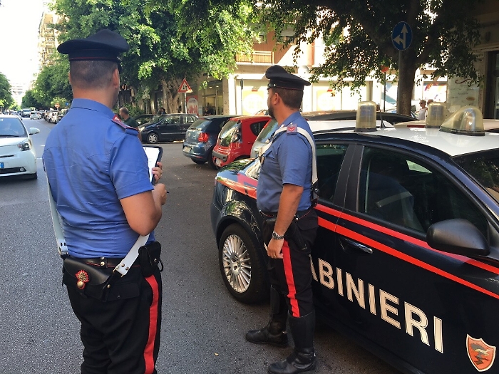 Palermo, sulla morto con un panetto di hashish: arrestato