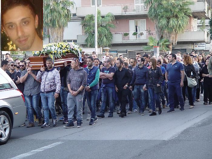 L'ultimo saluto a Dario Chiappone.  La madre: &laquo;Mio figlio era un bravo ragazzo&raquo;