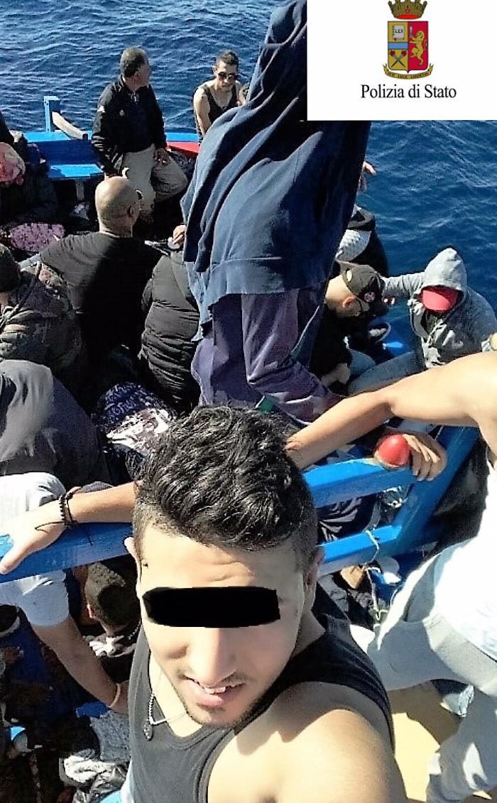 Migrante si fa un selfie e immortala (e fa arrestare) lo scafista mentre regge il timone