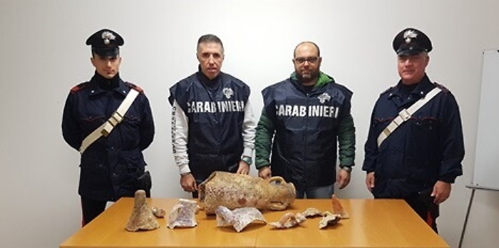 Bagheria, nella teca di casa sua reperti archeologici: denunciato