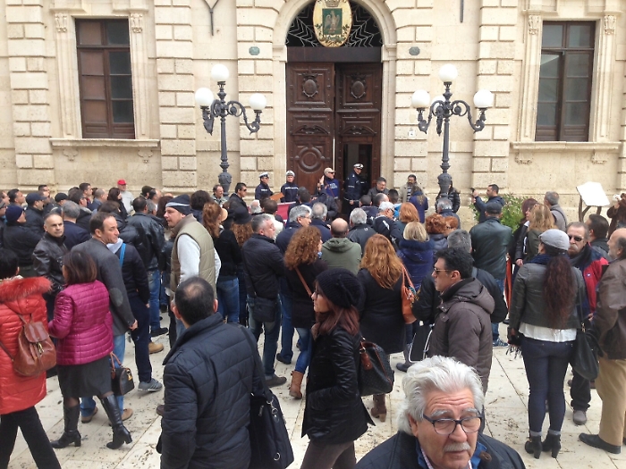 Siracusa, protesta dei cittadini al Comune