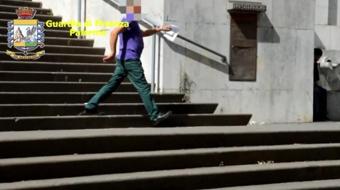 Palermo, i finanzieri scoprono falso cieco assunto dalla Regione