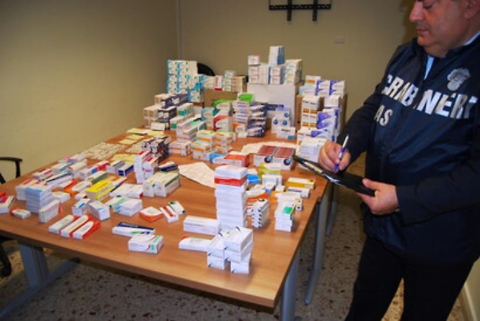 Adrano, blitz del Nas in una farmacia, trovati migliaia di farmaci "defustellati"