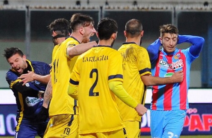 Lega Pro, il Catania s'&egrave; inceppato: solo 0-0 con l'Andria in 10 e Mazzarrani spreca un rigore