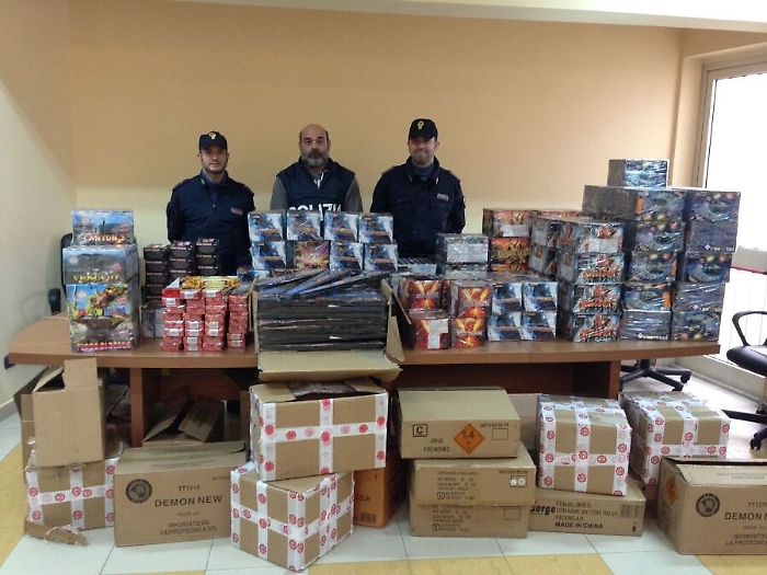 Palermo, in un box dello Zen 200 chili di fuochi d'artificio: arrestato