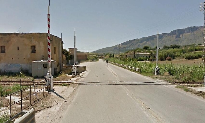 Attraversa un passaggio a livello e si abbassano le sbarre: 19enne salva per miracolo