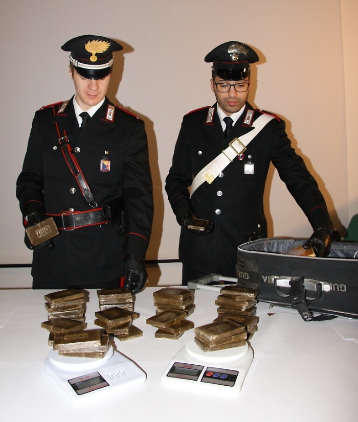 Ballar&ograve;, spacciava in piazza e nel garage aveva 4 chili di hashish