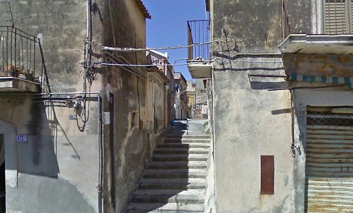 Motta S. Anastasia, litiga col padre, tenta di investirlo e poi lo accoltella