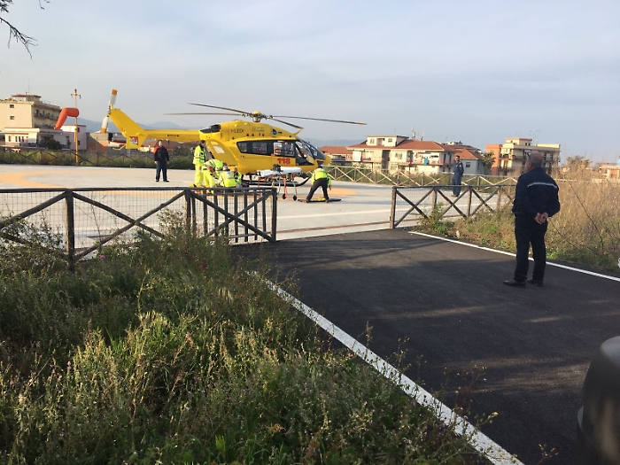 Mascali, cavallo scalcia e ferisce uomo all'addome 