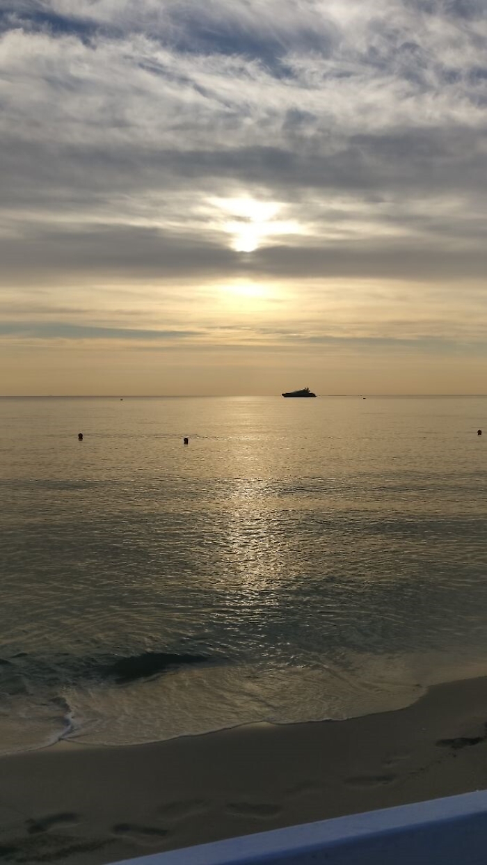 Mondello, si spoglia e si tuffa in mare: perse le sue tracce