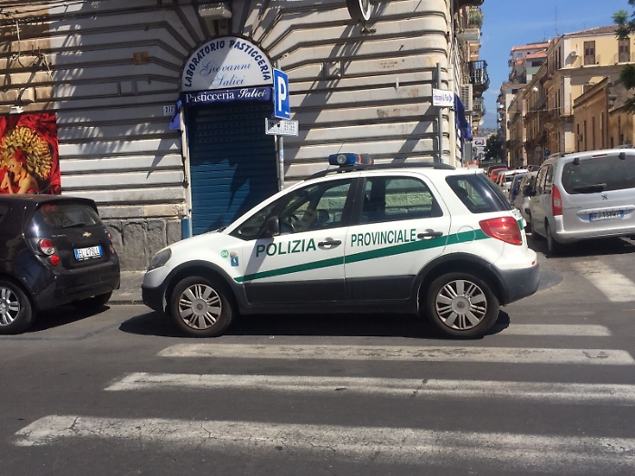 Province abolite, ma non la polizia: che a Catania parcheggia sulle strisce
