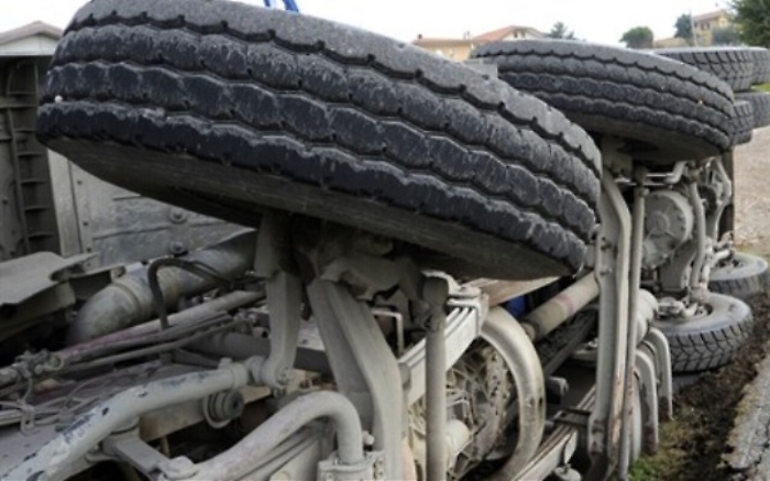 Santa Venerina, si ribalta una betoniera, muore un operaio