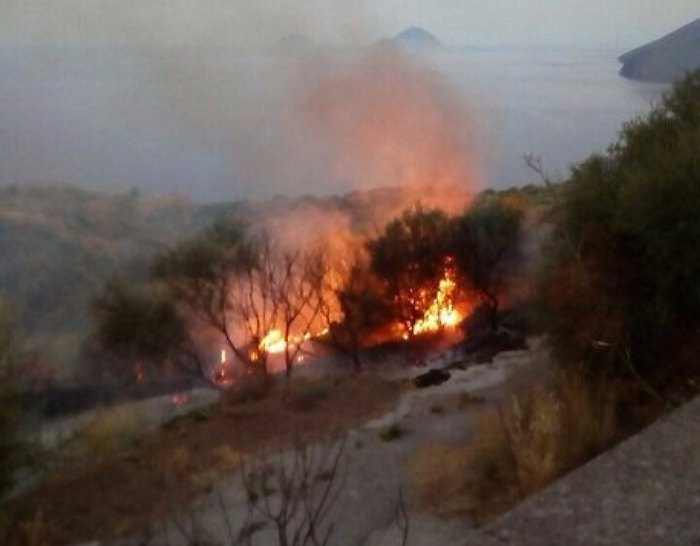 Rogo doloso appiccato in 5 punti a Lipari