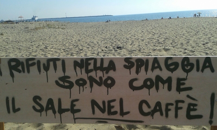 Un messaggio di civilt&agrave; scritto sul legno contro chi sporca la spiaggia
