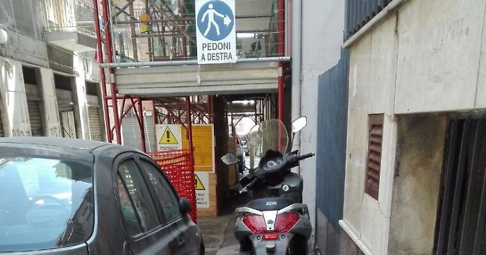 Catania, scooter sul marciapiede in via Cilea.. come se fosse legale