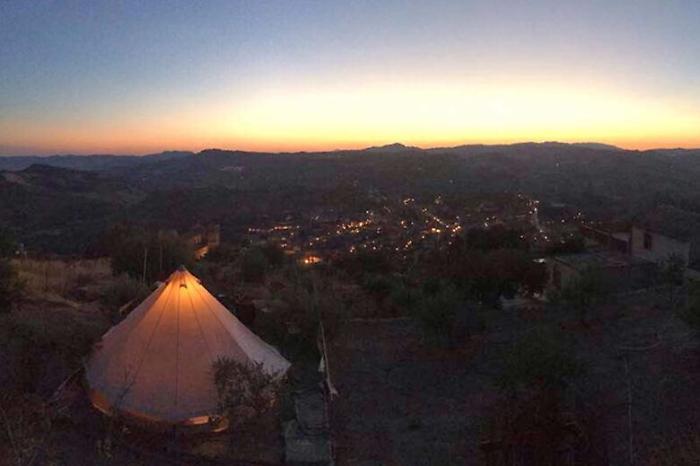 Un cam&shy;ping nel&shy;l&rsquo;ex acro&shy;po&shy;li gre&shy;ca di Agi&shy;ra per ri&shy;lan&shy;cia&shy;re il tu&shy;ri&shy;smo del&shy;l&rsquo;en&shy;tro&shy;ter&shy;ra si&shy;ci&shy;lia&shy;no