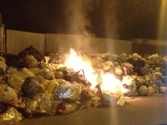 Cataste di rifiuti in fiamme  nel trapanese