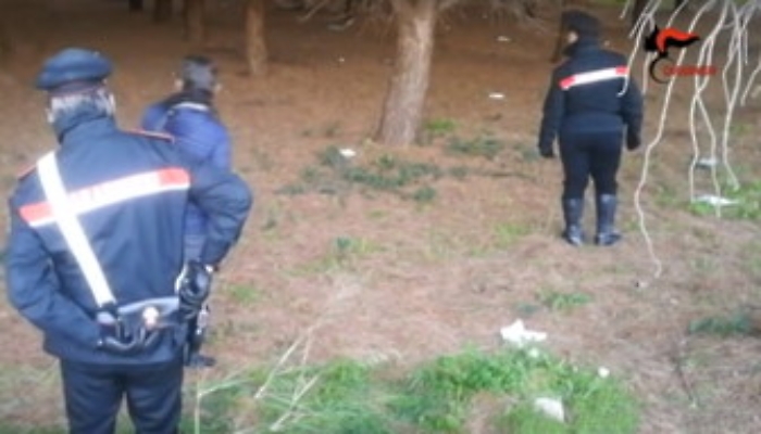 Cadavere mutilato senza testa e braccia in pineta comunale a Caltagirone