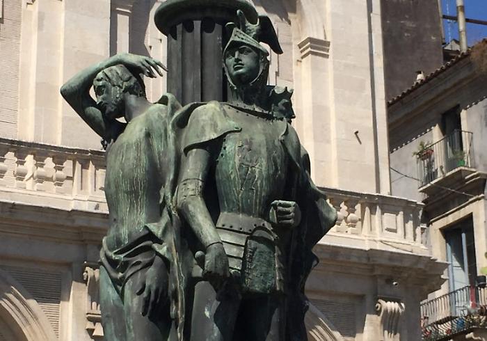 Da Ca­stel­lo Ur­si­no a Piaz­za Uni­ver­si­tà:  Ca­ta­nia e la leg­gen­da del pa­la­di­no Uze­ta