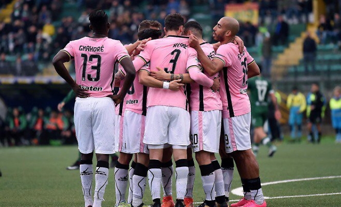 Calcio, Palermo espugna il San Nicola e conquista la vetta