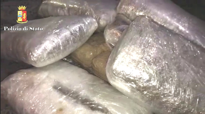 Lungo la A18 Catania Messina con 45 chili di marijuana: tre arresti