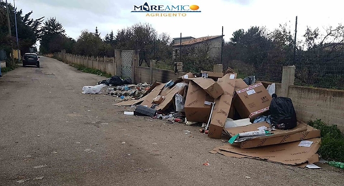 Agrigento, abbandonano rifiuti per strada, ma ci sono ancora le etichette: identificati e multati di 600 euro