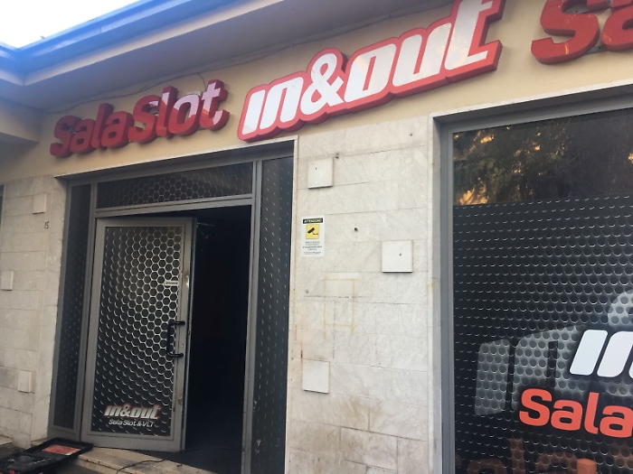 Giarre, furto con spaccata al centro scommesse: banditi portano via macchina cambia soldi