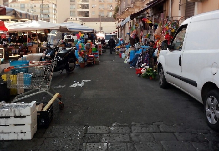 Catania, in piazza Carlo Alberto sono scomparsi i marciapiedi